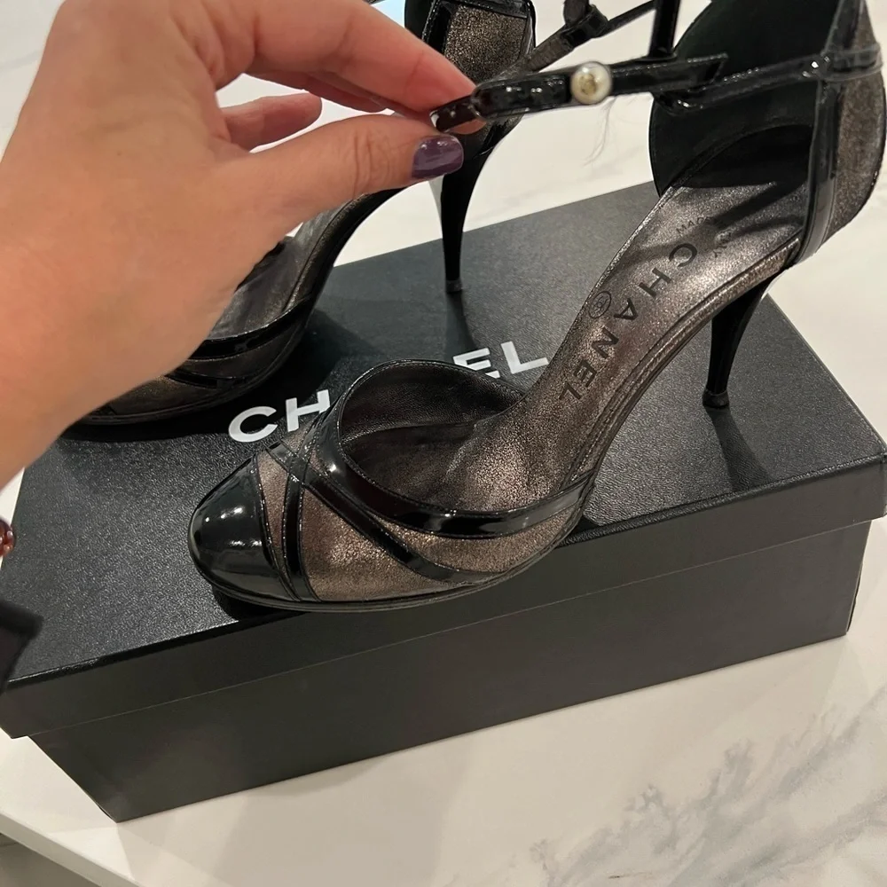 CHANEL DARK GREY METALLIC & patent leather ankle strap heels pearl CC 06P 35.5